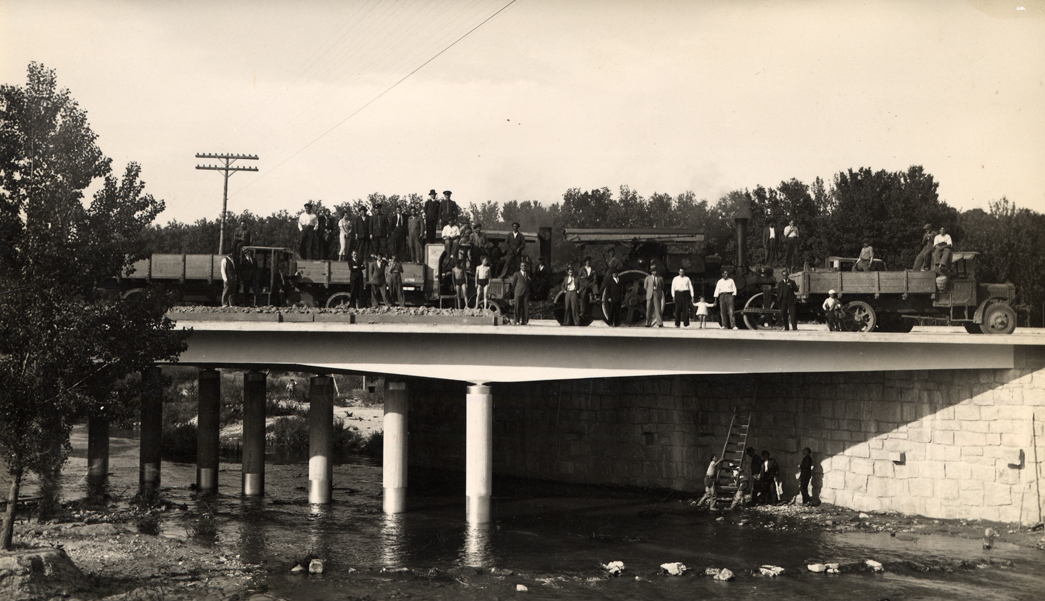 Vista del puente con personas y vehculas