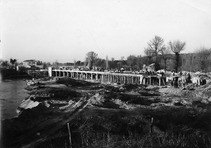 Vista del puente en construccin