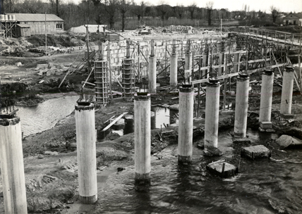 Vista del puente en construccin: pilares