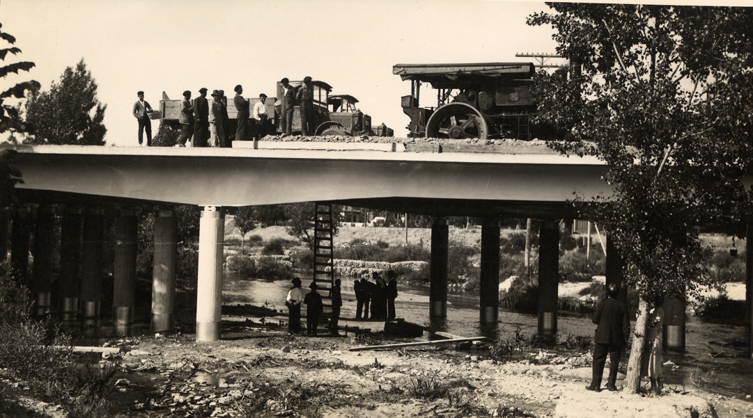 Vista del puente con personas y vehculos