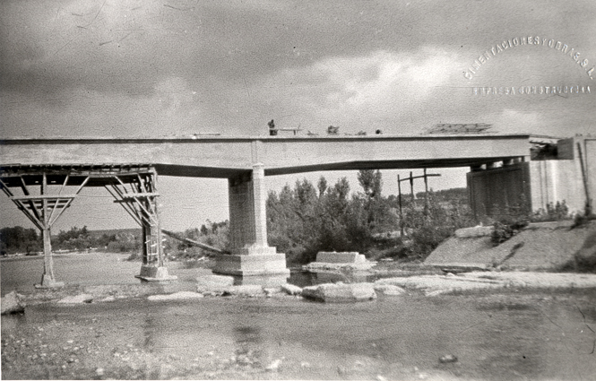 Vista del puente en construccin