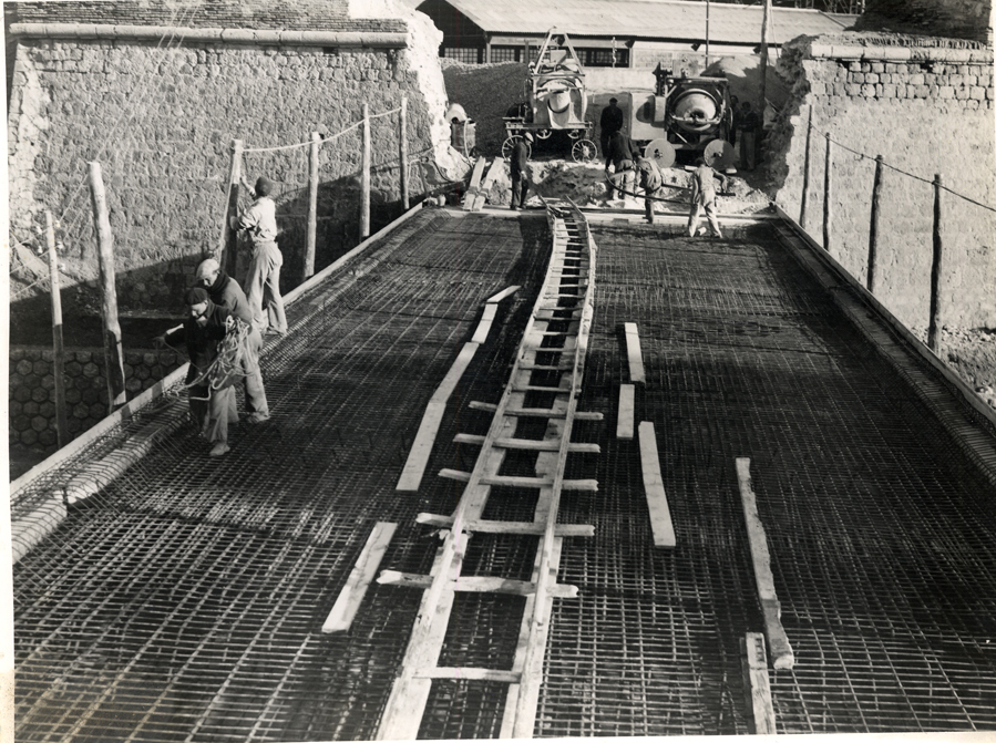 Obreros trabajando en el forjado del tablero