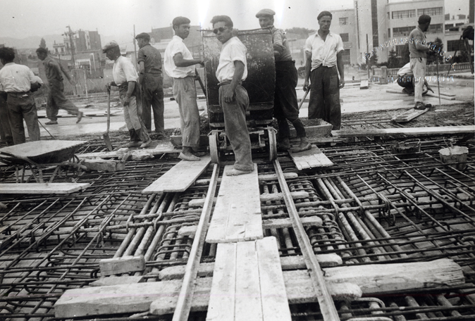 Detalle de la obra; obreros trabajando