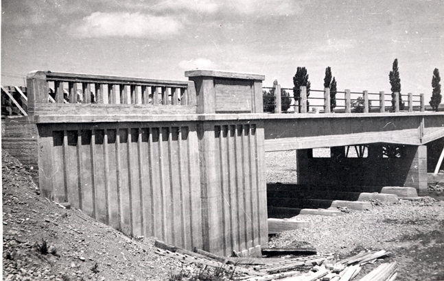 Vista de unos de los laterales del puente