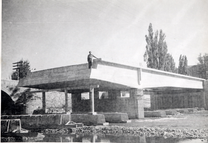 Tablero del puente con el puente viejo detrs