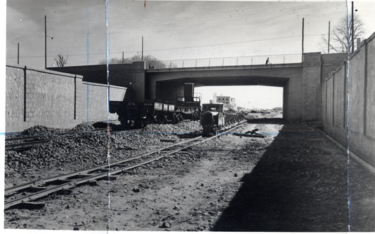 Vista del paso con locomotoras sobre las vas