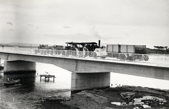 Perspectiva del puente con trnsito de vehculos