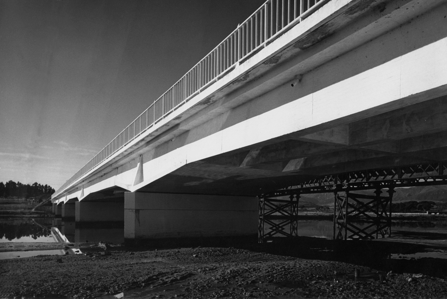 Perspectiva del puente en construccin