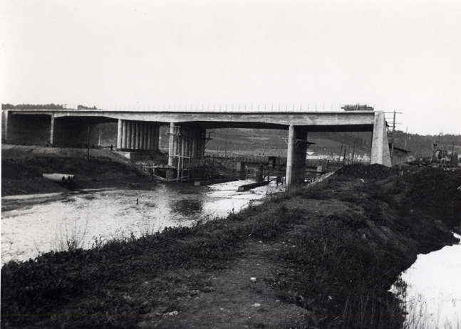 Vista del puente en construccin