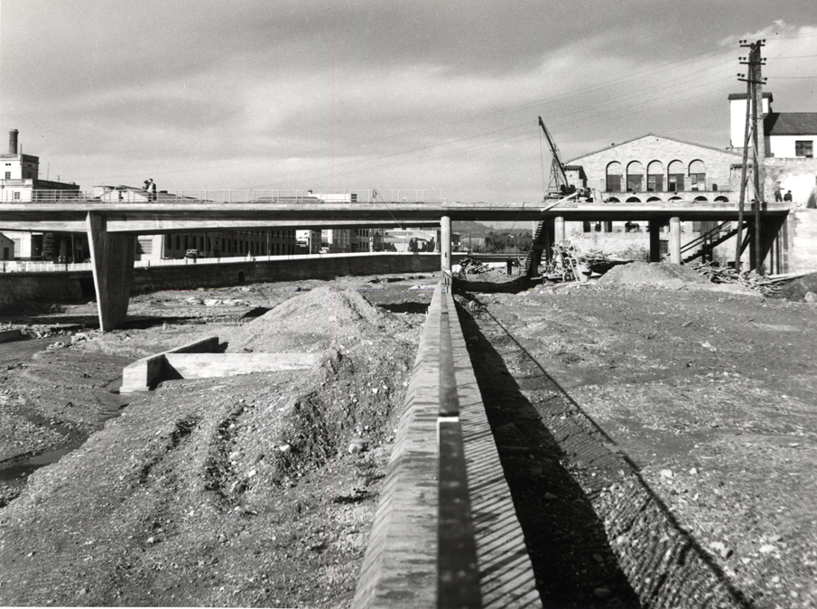 Vista de unos de los laterales del puente "A"