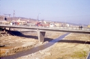 Vista del puente con gente y vehculos sobre el puente "B"