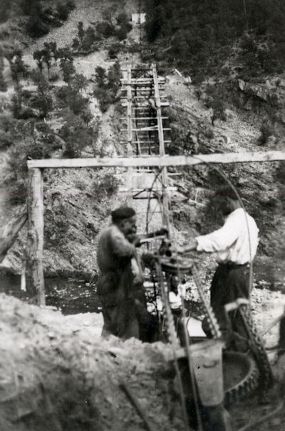 Detalle obreros trabajando en la construccin del acueducto