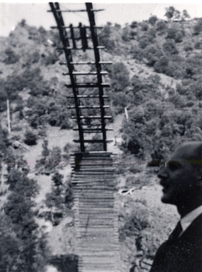 Vista del acueducto en construccin y primer plano de Carlos Fernndez Casado contemplando la obra