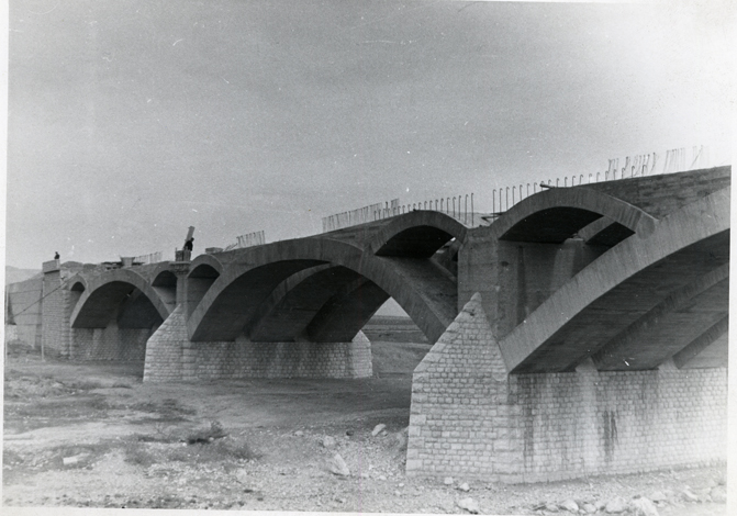 Vista del puente en construccin