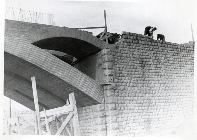 Detalle del puente en construccin