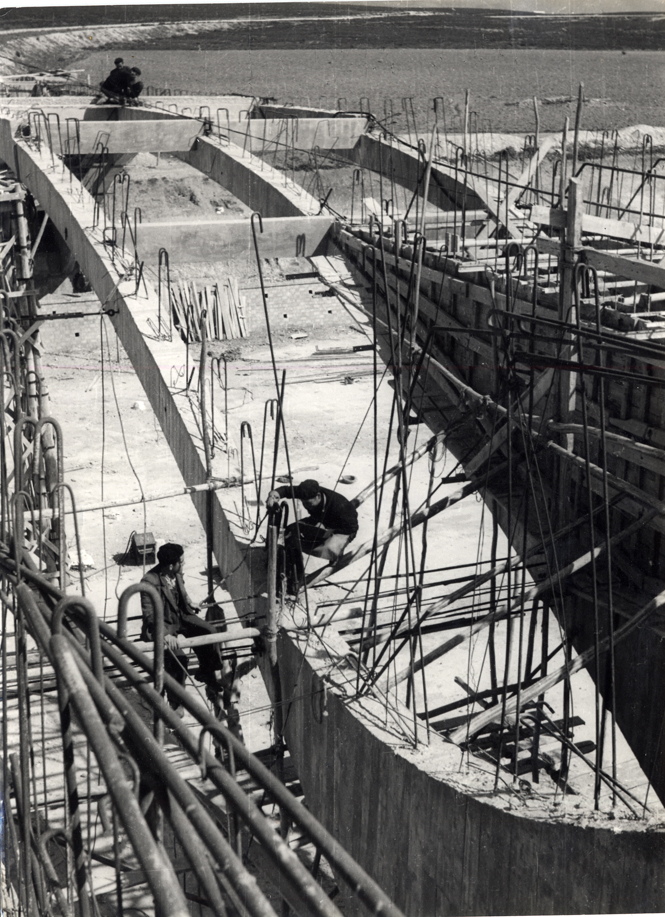 Obreros trabajando en el forjado del arco