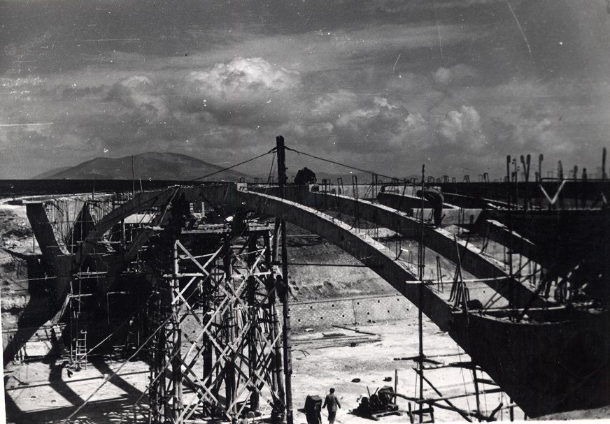 Obreros trabajando en el arco