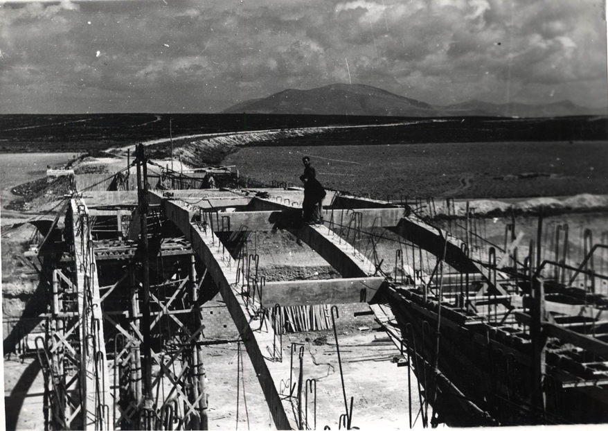 Obreros trabajando en la estructura del arco