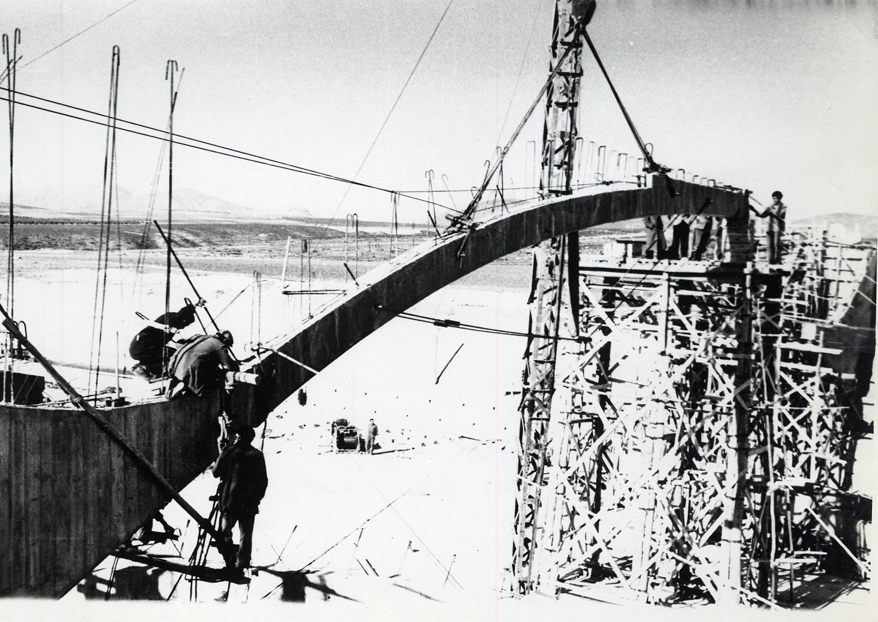 Obreros colocando la primera seccin del arco