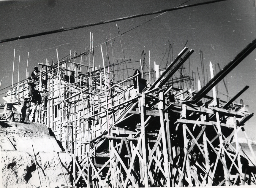 Obreros trabajando en el forjado del arranque del arco