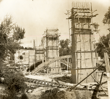 Detalle de las pilas y los arcos en construccin