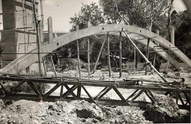 Detalle de estructura de un arco apoyada en el suelo