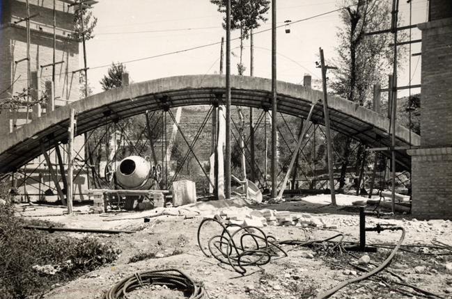 Detalle de la estructura de un arco apoyada en el suelo