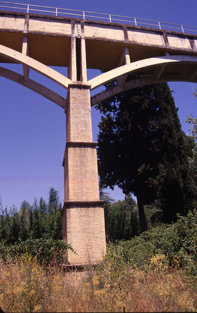 Detalle de un pilar del acueducto