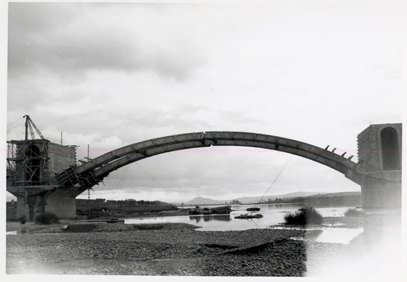 Vista del puente en construccin