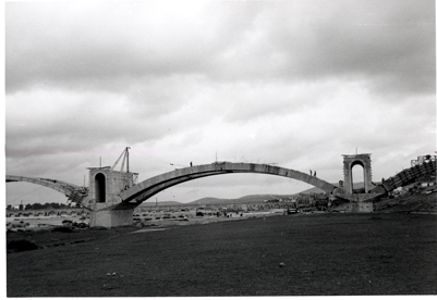 Vista del puente en construccin