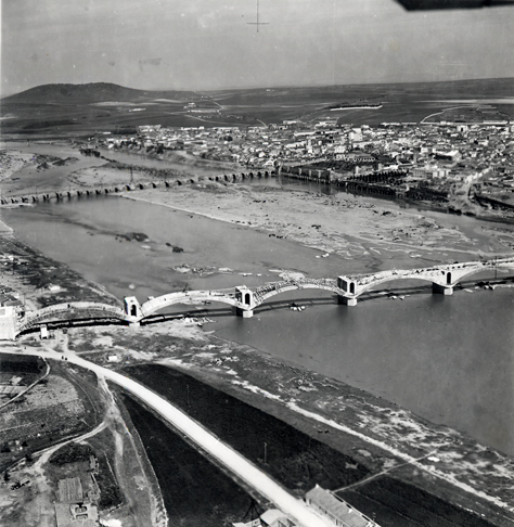 Vista area del puente en construccin