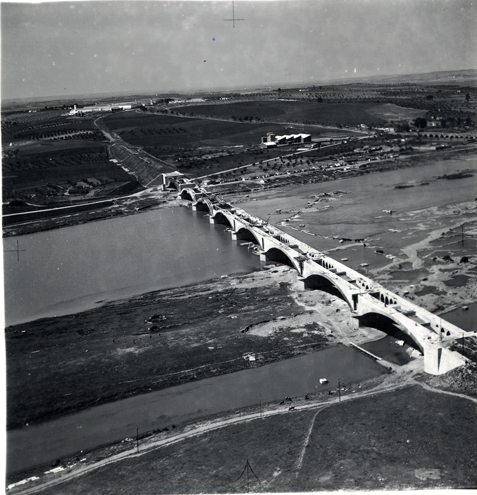 Vista area del puente en construccin