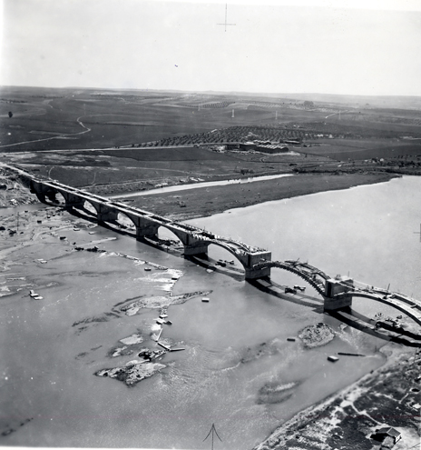 Vista area del puente en construccin