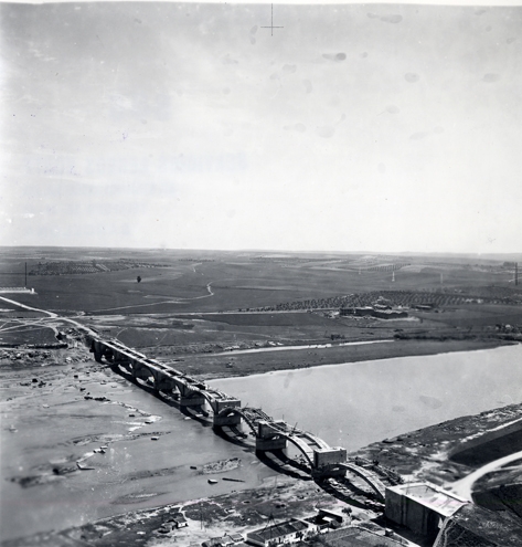 Vista area del puente en construccin