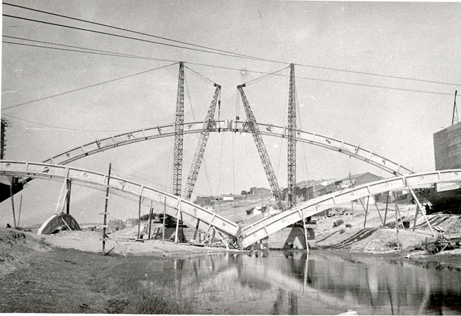 Detalle del puente en construccin