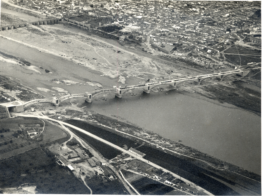 Vista area del puente en construccin