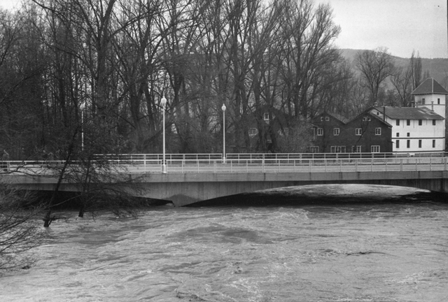 Vista del puente con la crecida del ro