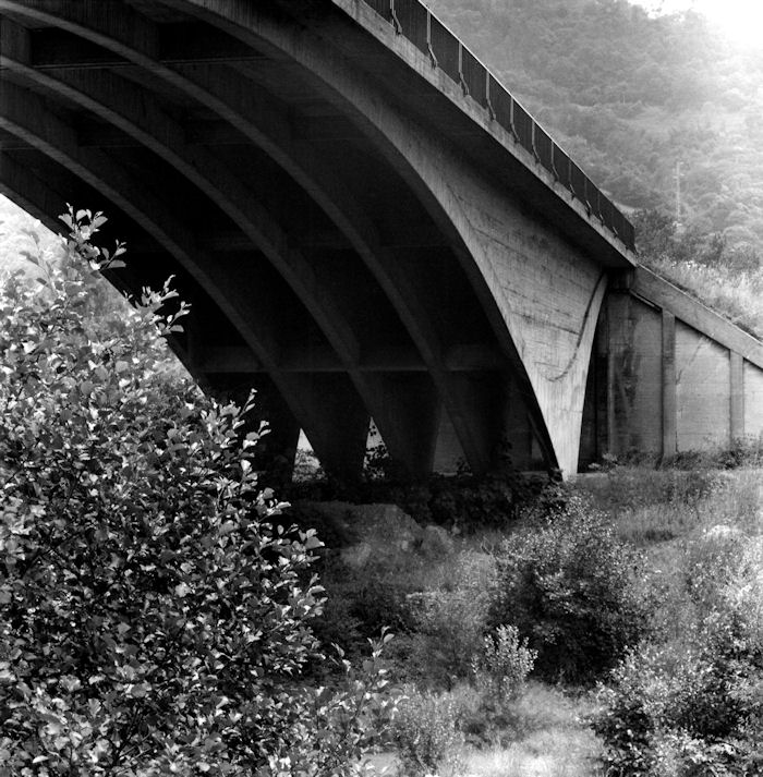 Detalle de uno de los extremos del puente