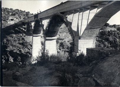 Puente en construccin con cerchas de madera en los arcos