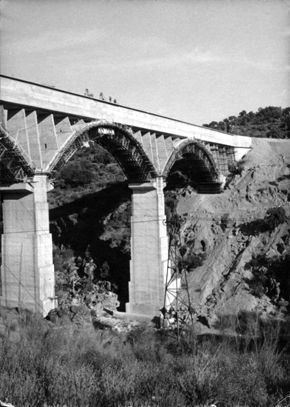 Puente en construccin con cerchas de madera en los arcos