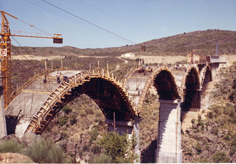 Construccin de los arcos del puente