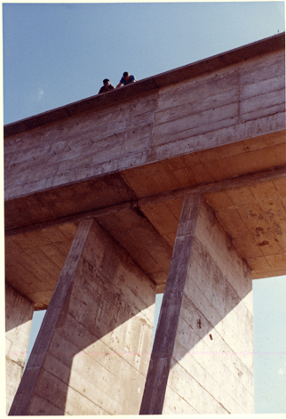 Detalle de los pilares y el tablero del puente