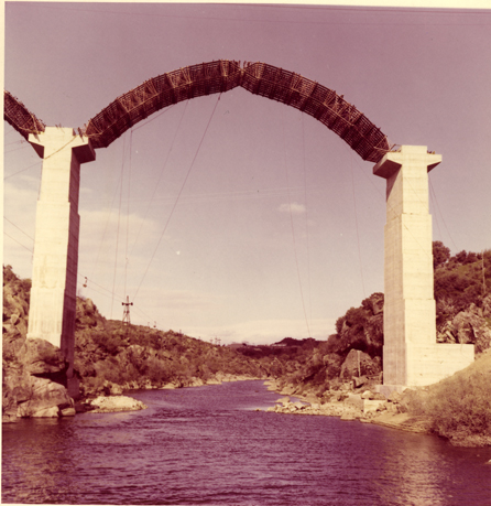 Uno de los arcos en construccin