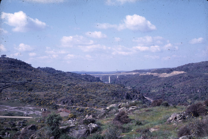 Vista lejana del acueducto