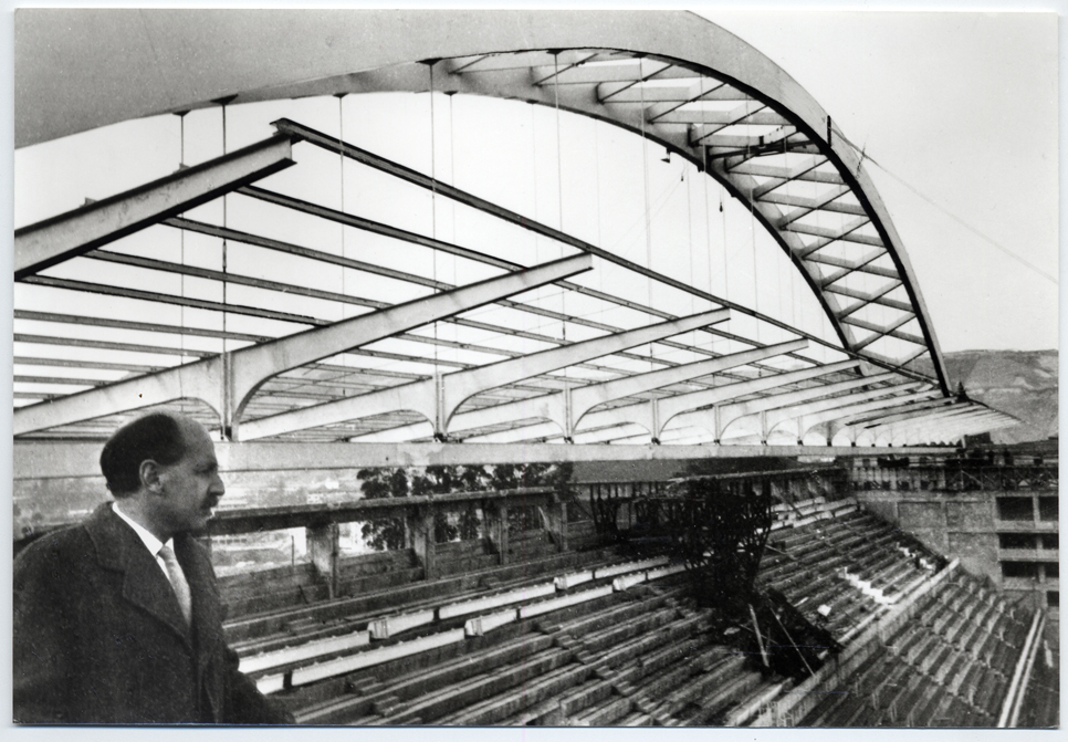 Carlos Fernndez Casado contemplando el estadio en construccin