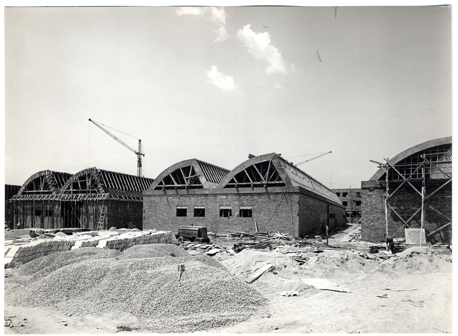 Vista de la escuela en construccin