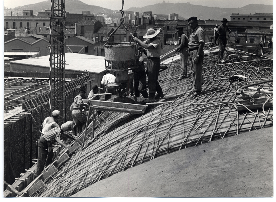 Detalle de construccin, obreros trabajando en el techado de la escuela