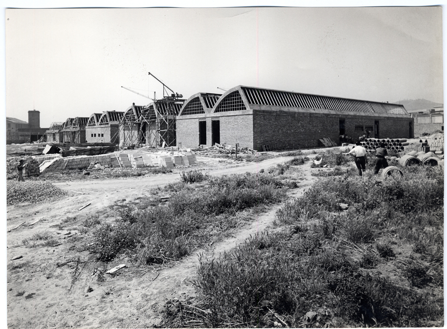 Vista de la escuela en construccin