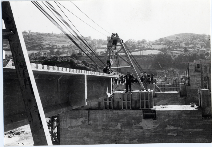 Vista del puente en construccin