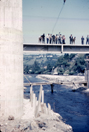 Vista grupo de personas sobre el puente